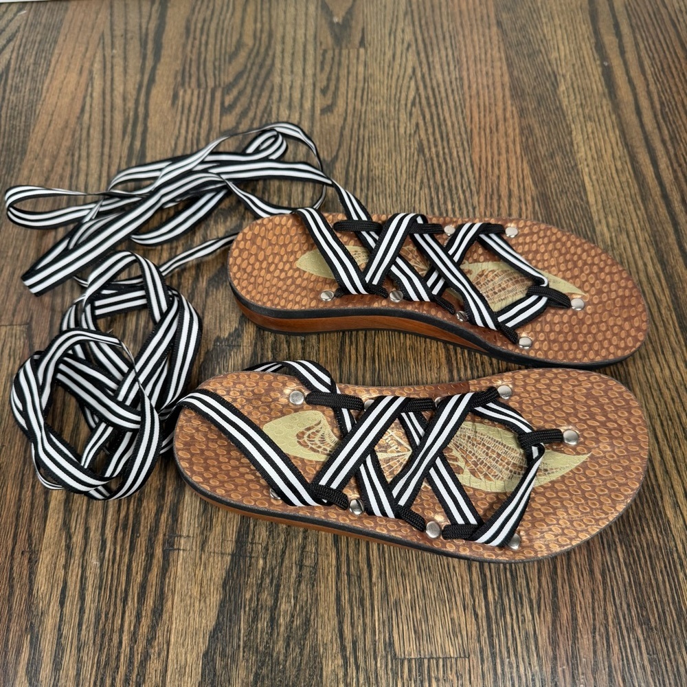 Mohop Ribbon wedge sandals size 9